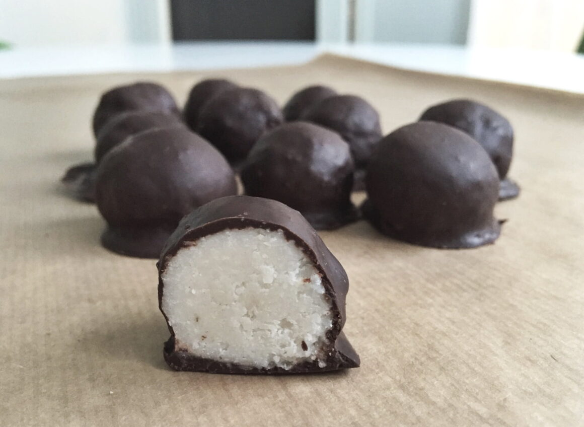 sockerfria chokladdoppade kokoskulor