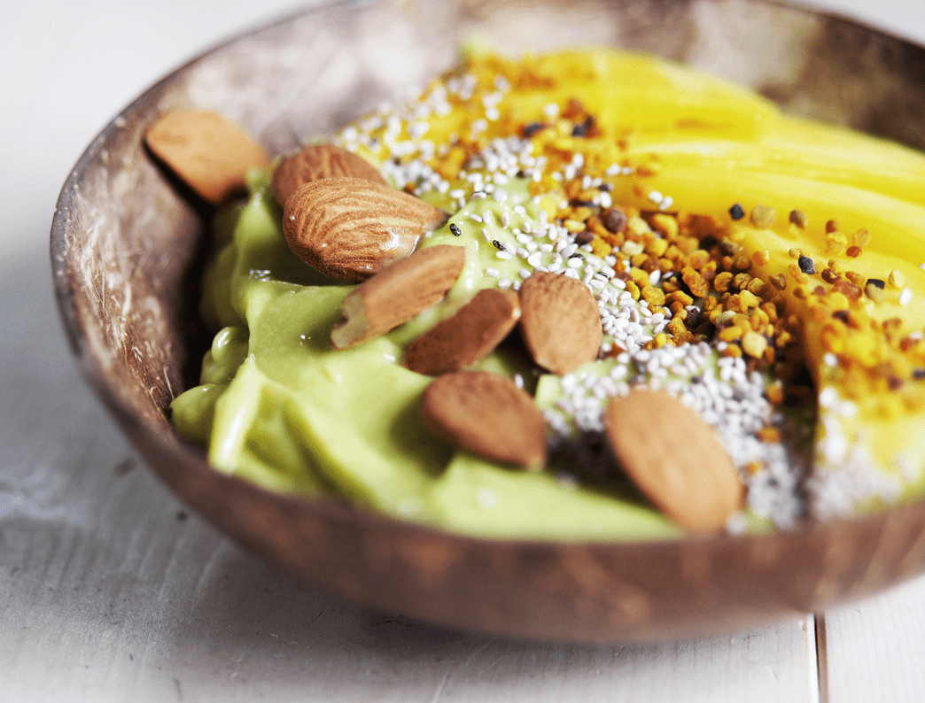Avokado mango smoothie bowl