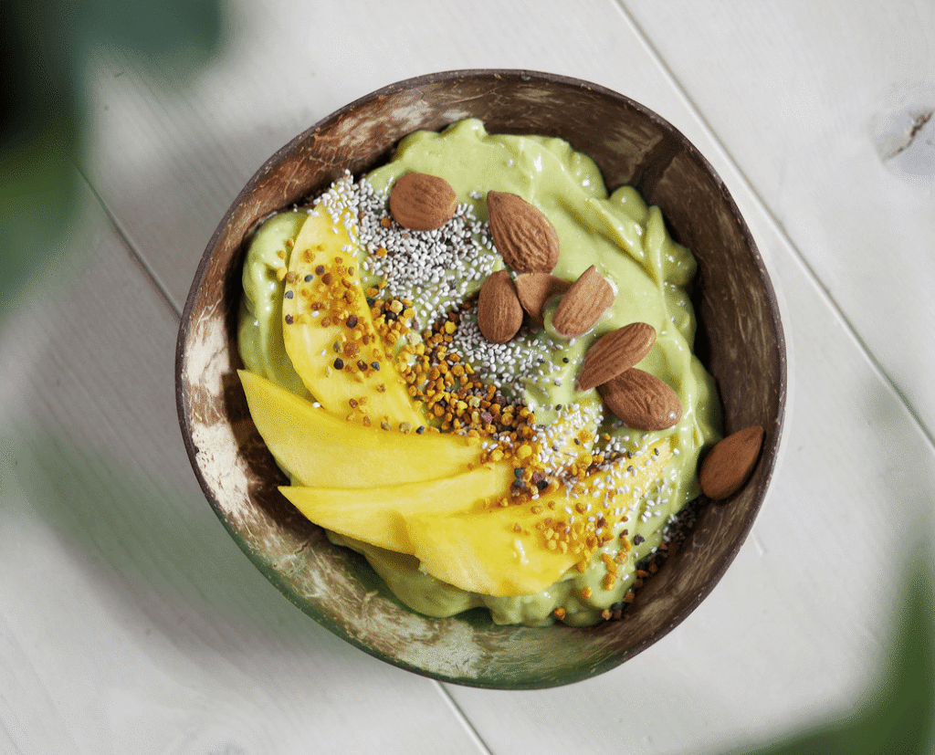 Avokado mango smoothie bowl