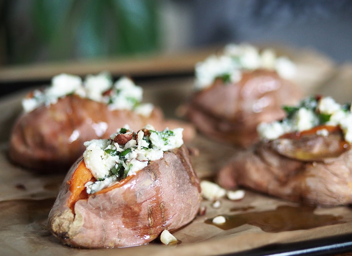 bakad sötpotatis med getoströra