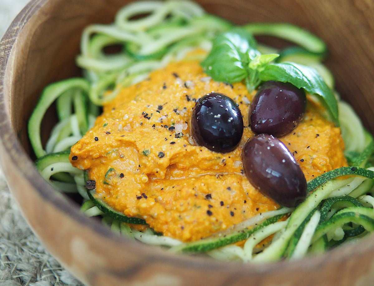 zucchinipasta med raw tomatatsås