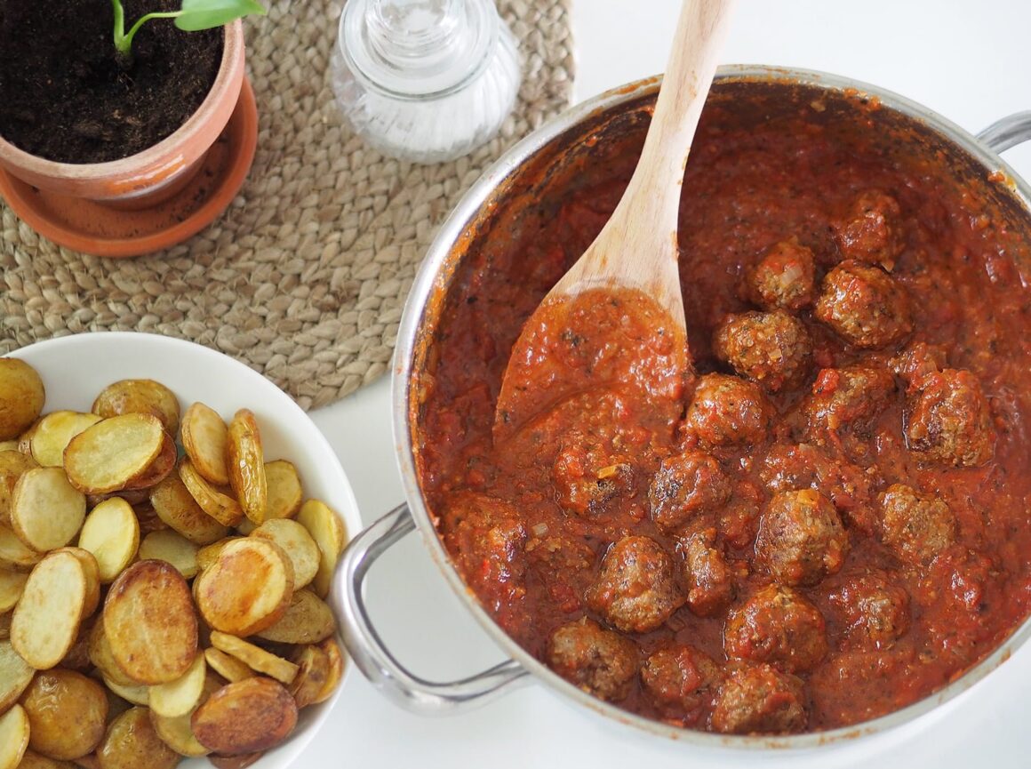 köttbullar i tomatsås med mynta