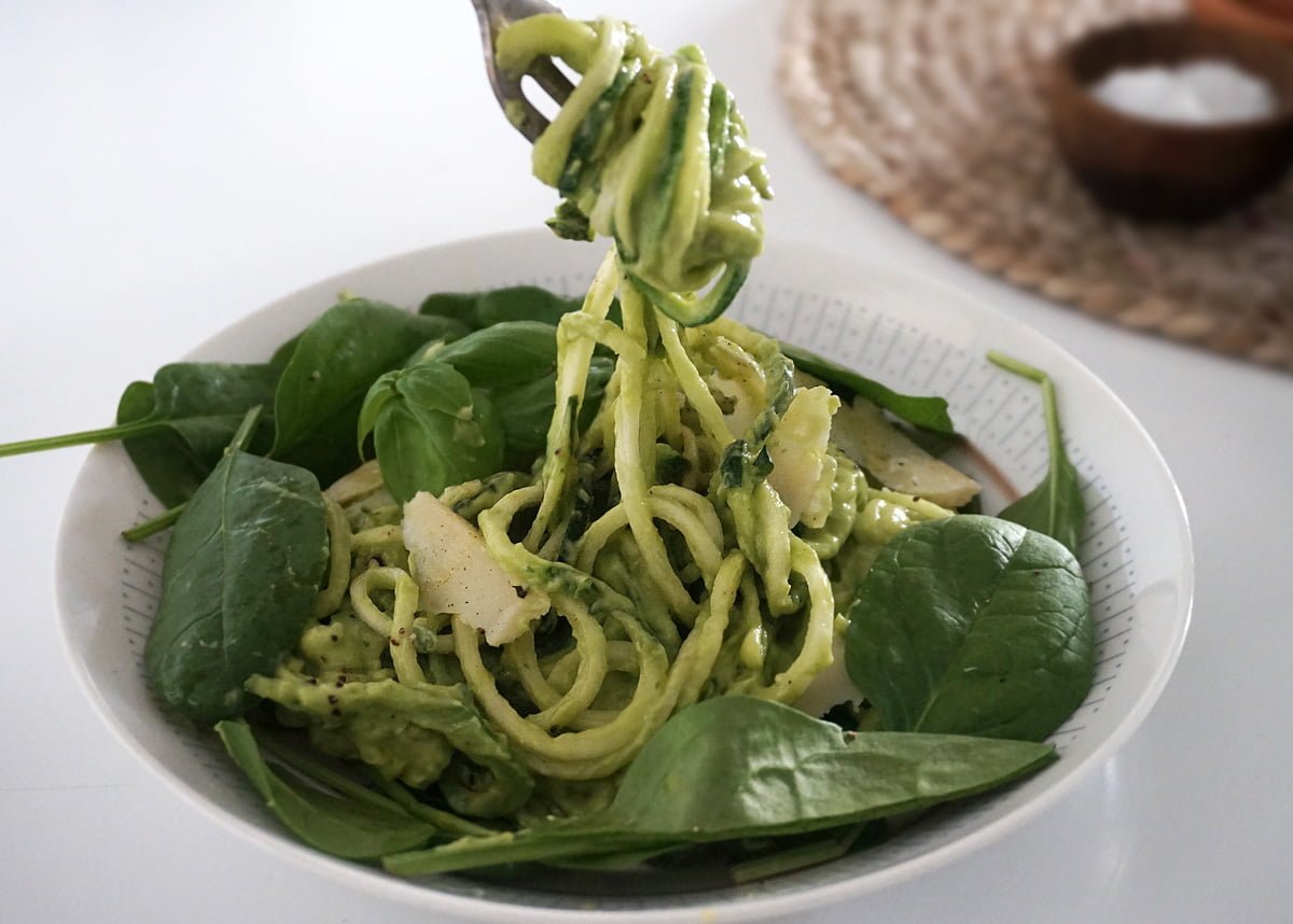 zucchinipasta avokadopesto
