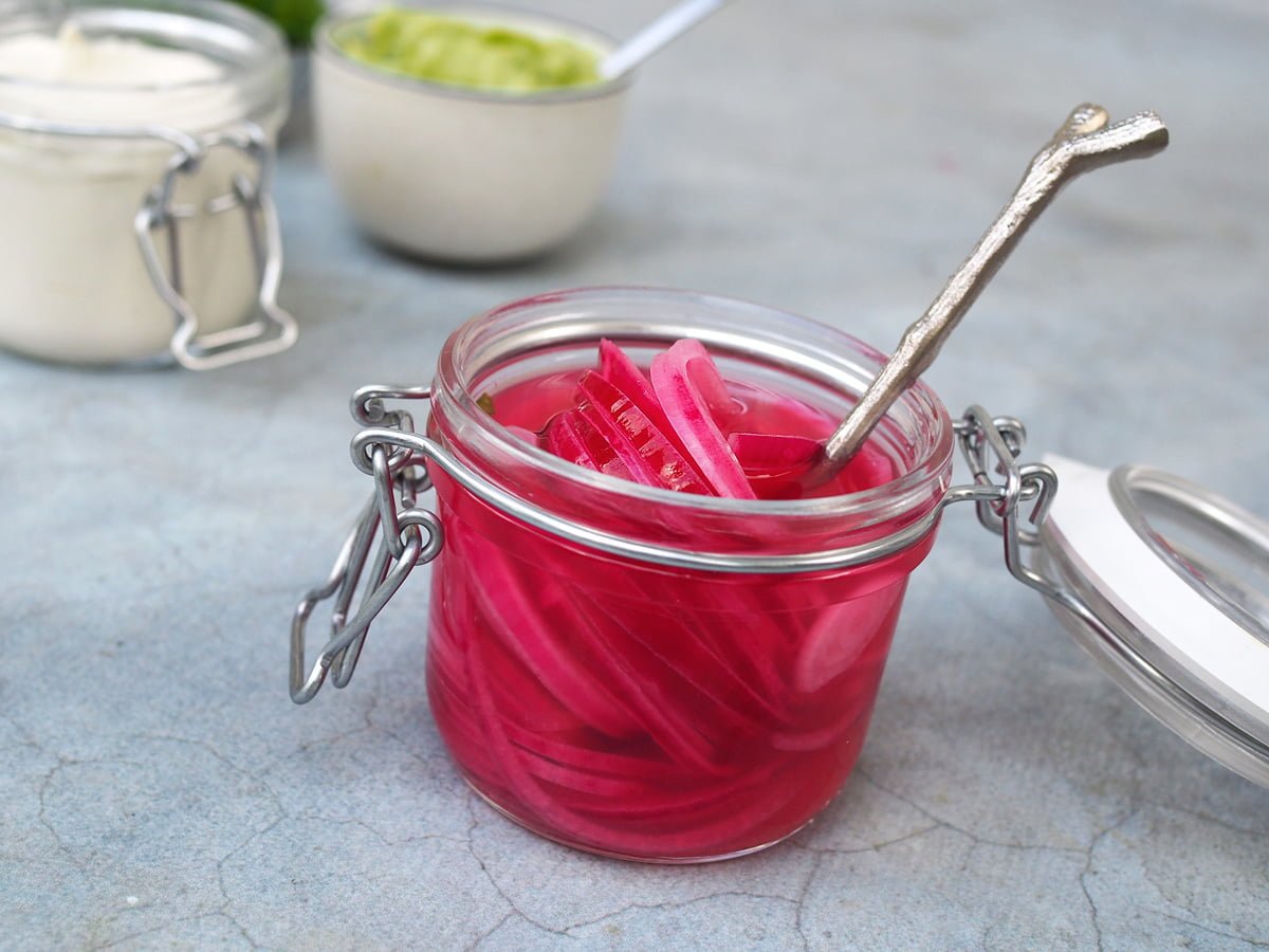 snabbpicklad rödlök