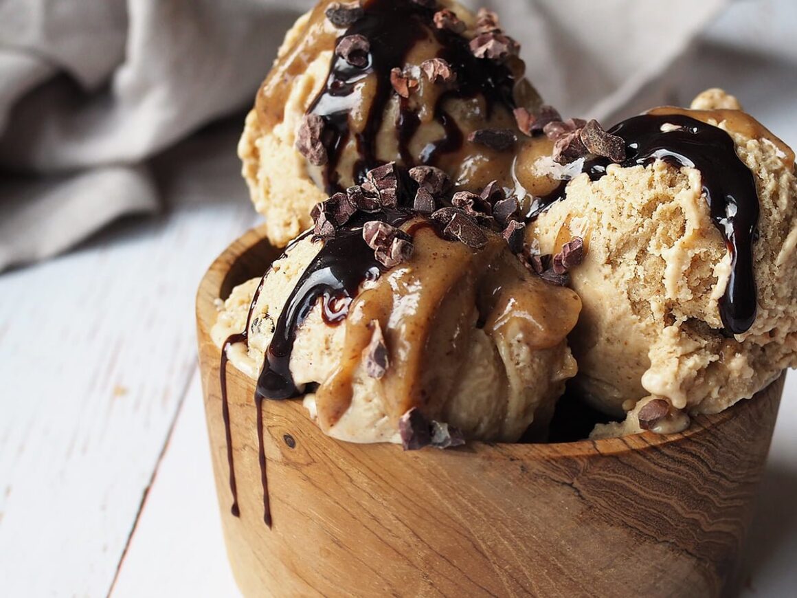 mjölkfri bananglass med jordnötssmör och kakao