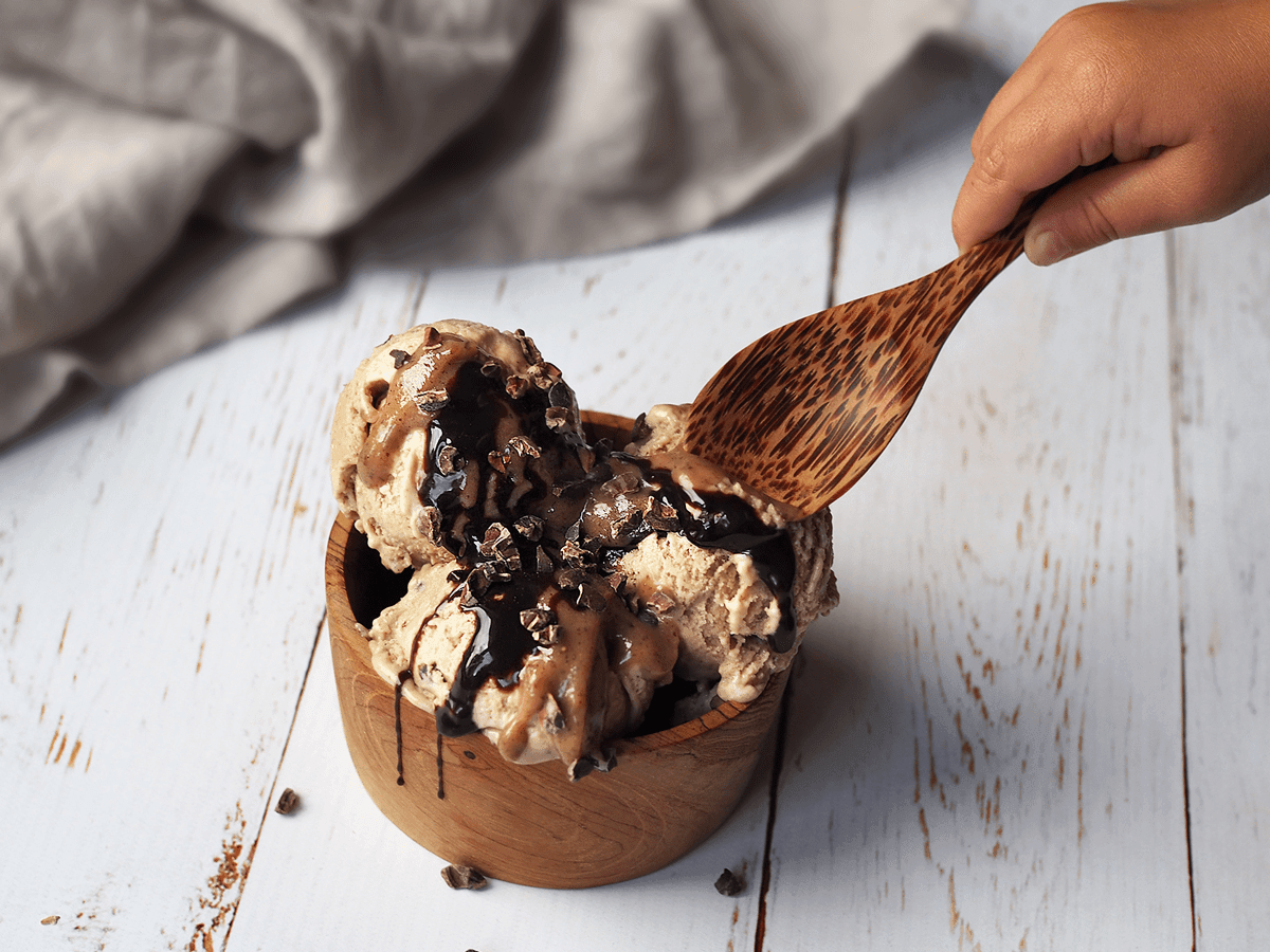 mjölkfri bananglass med jordnötssmör och kakao