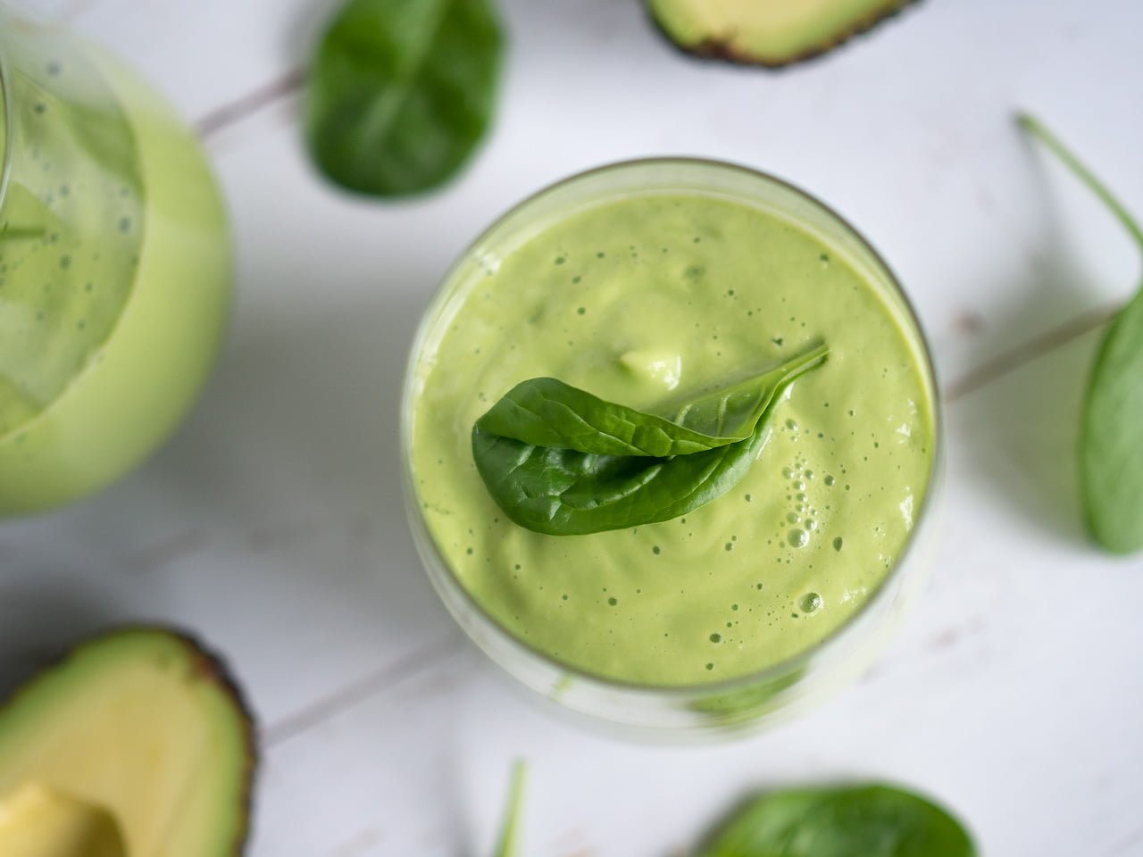 grön smoothie med avokado 