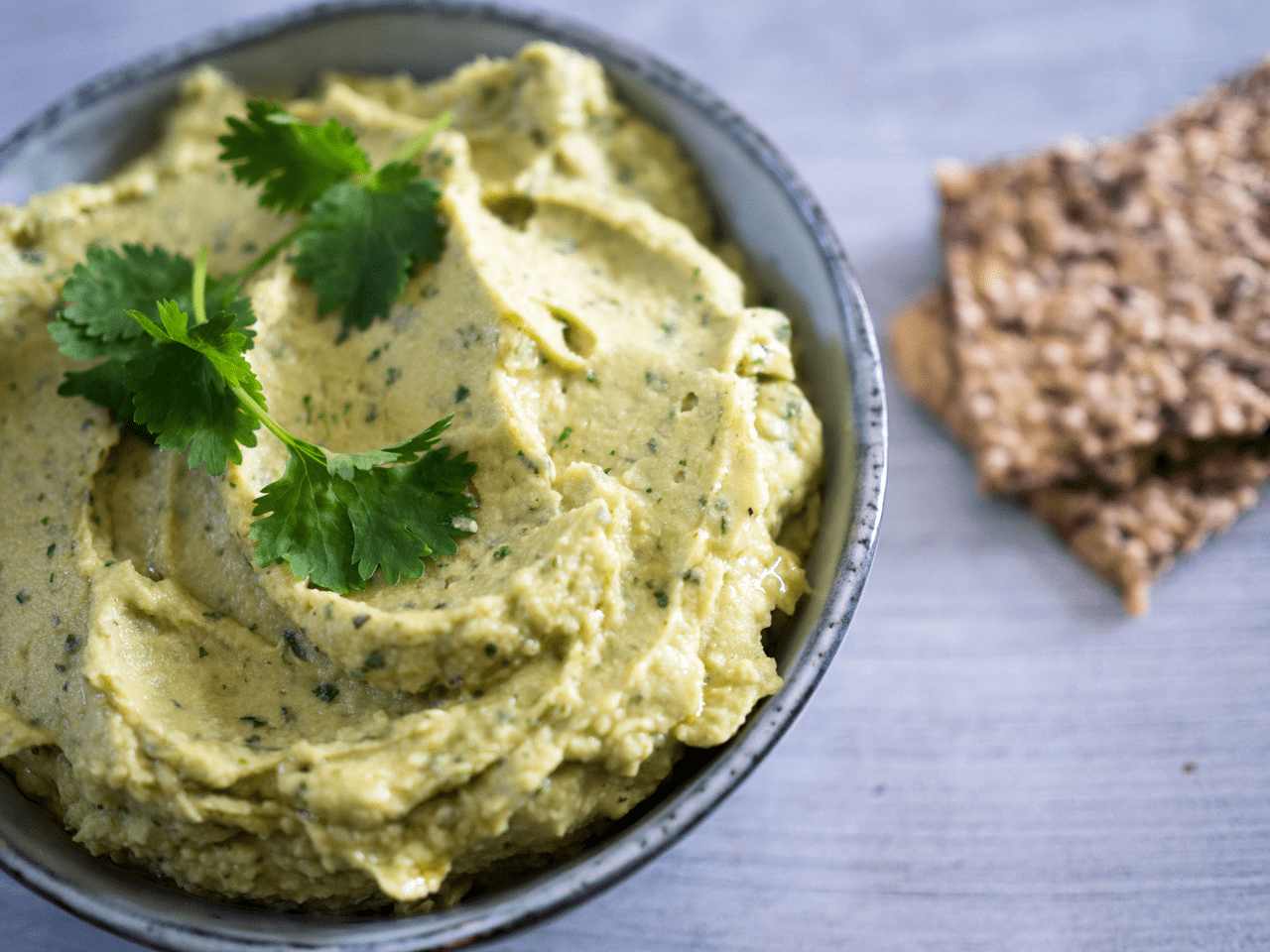 avokadohummus med fröknäcke