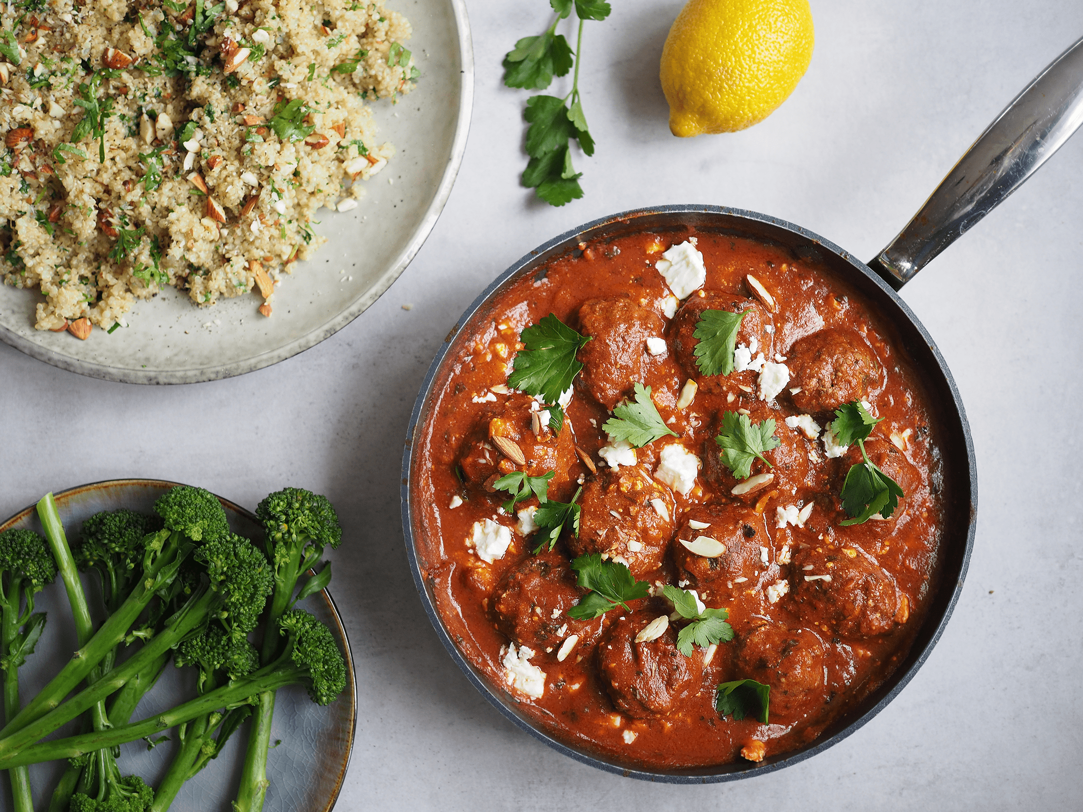gröna gårdar ekologiska köttbullar i tomatsås