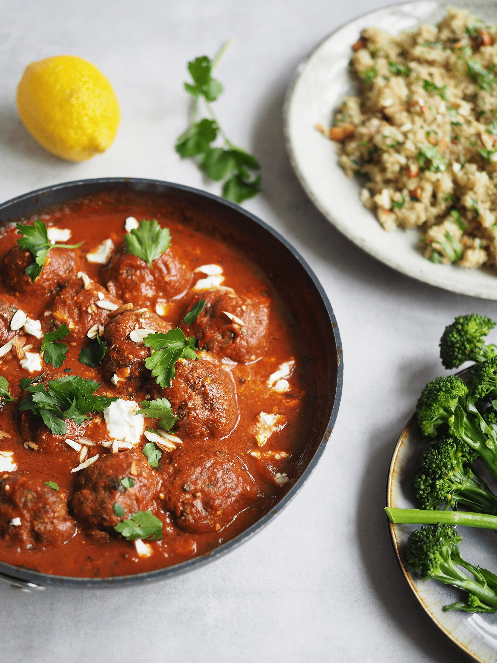gröna gårdar ekologiska köttbullar i tomatsås