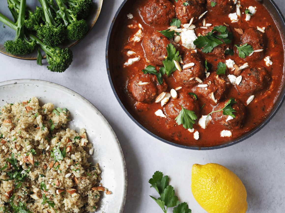 gröna gårdar ekologiska köttbullar i tomatsås