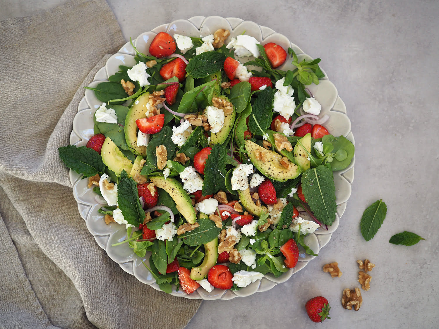 sommarsallad med jordgubbar