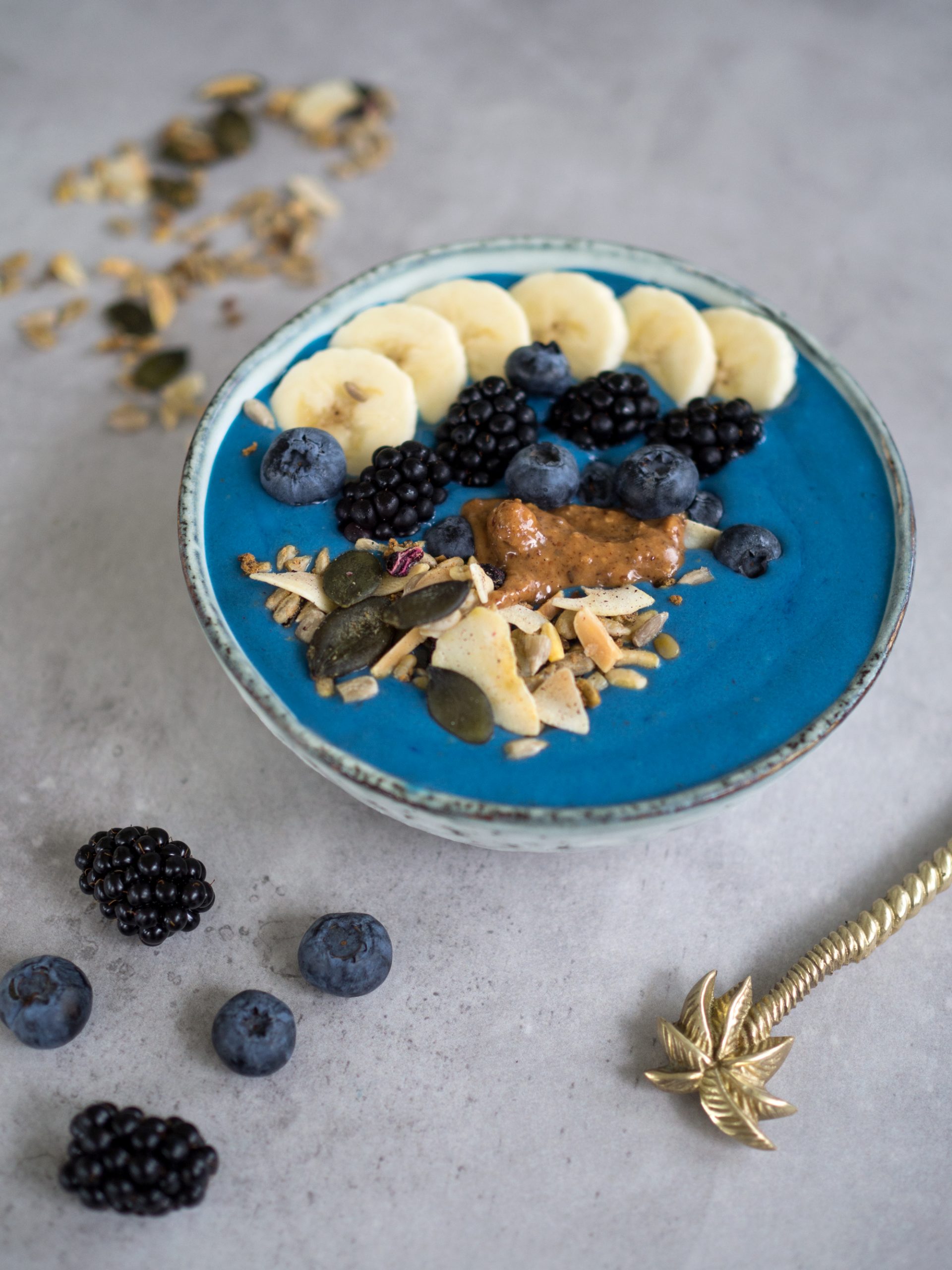 blå smoothiebowl valio oddlygood