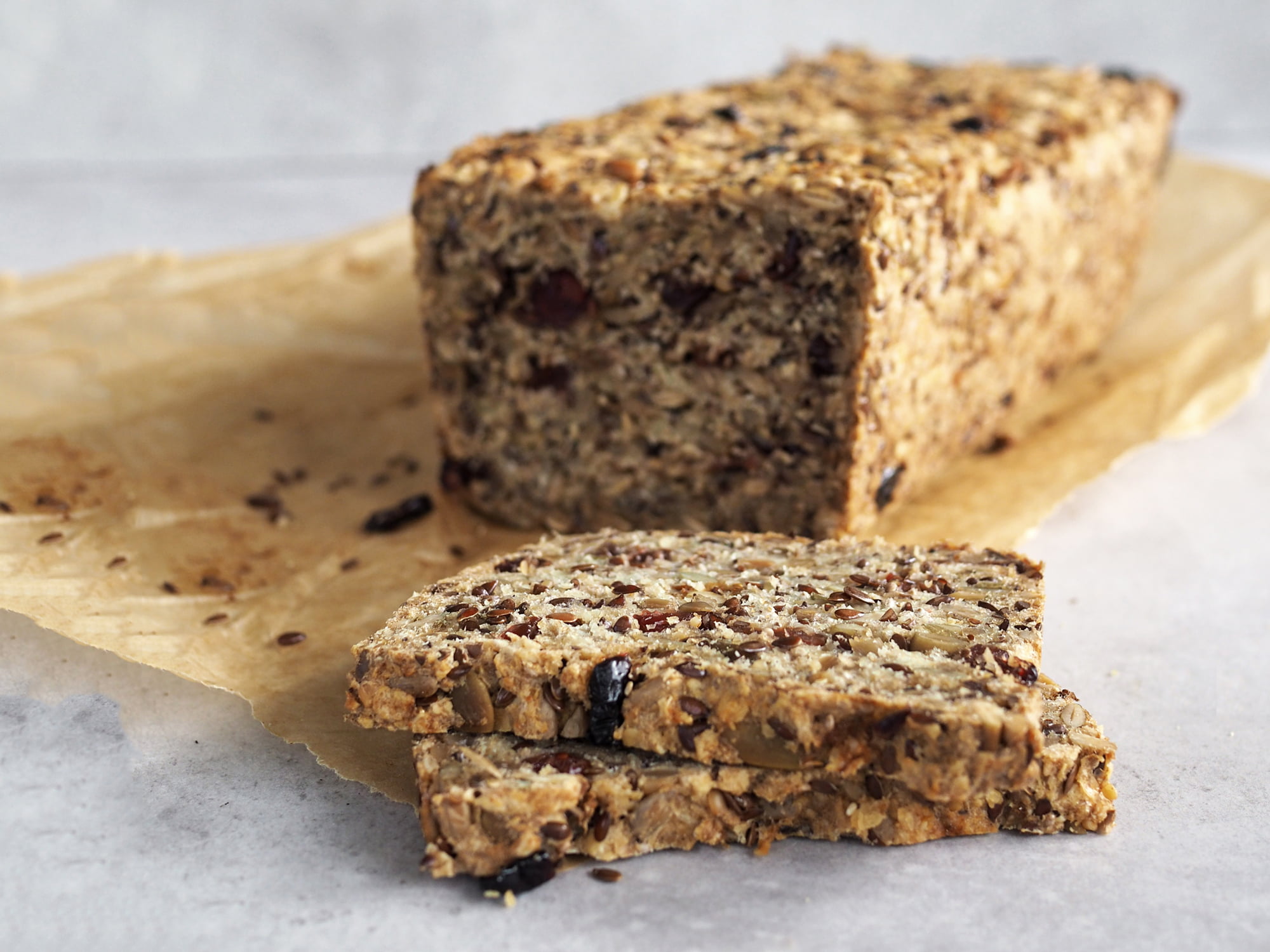 glutenfri macka- Sätt ugnen på 200 grader. - Blanda ihop de torra ingredienserna. - Riv zucchinin grovt. - Vispa ihop ägg och riven zucchini. - Blanda ihop och låt vila i ca 10 min, forma 6 frallor. - Pensla gärna med ägg och toppa med solrosfrön. - Grädda i ca 20 min (varmluft). - Förvara i kylen, värm gärna upp innnan servering.