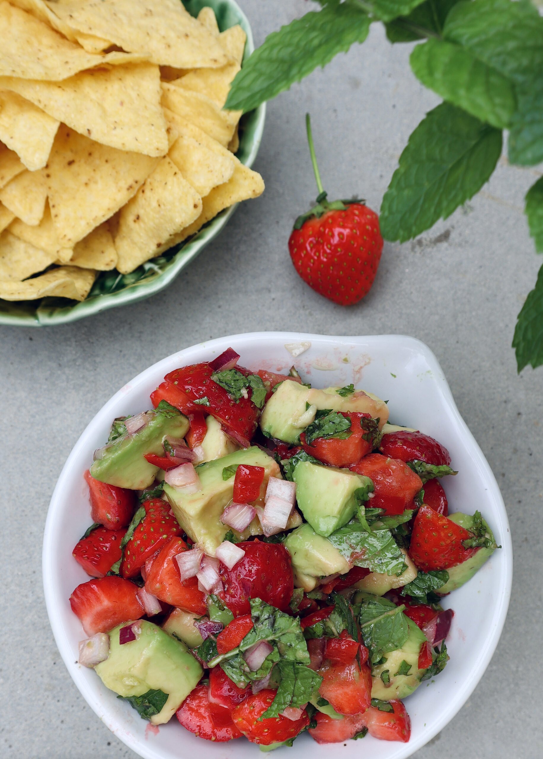 Sommarsalsa jordgubb avokado